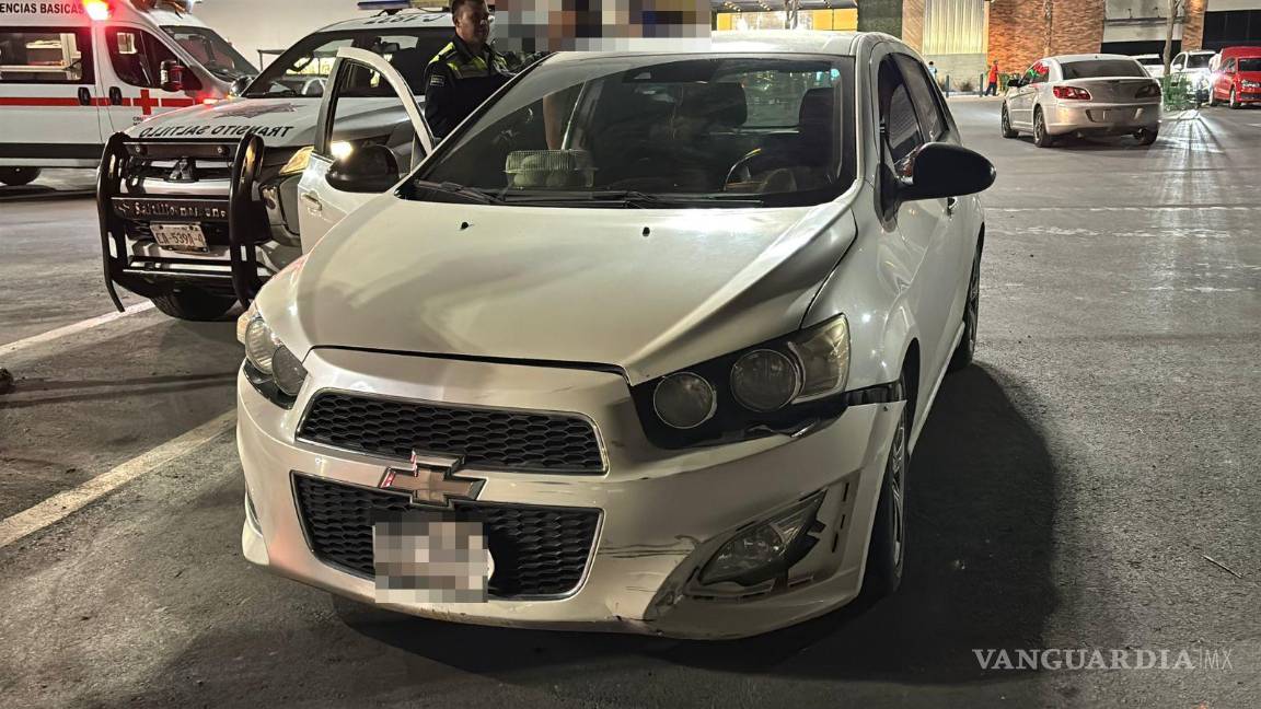 $!La motocicleta y el automóvil fueron llevados al corralón mientras se deslindan responsabilidades.