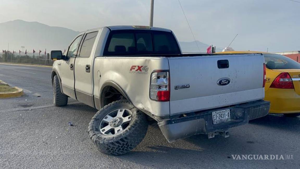 $!La camioneta fue dañada en una de las llantas traseras.