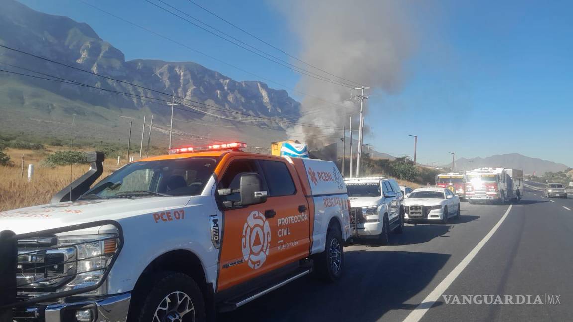 Tráiler de doble remolque cargado de pacas de cartón se incendia en la Carretera a Saltillo