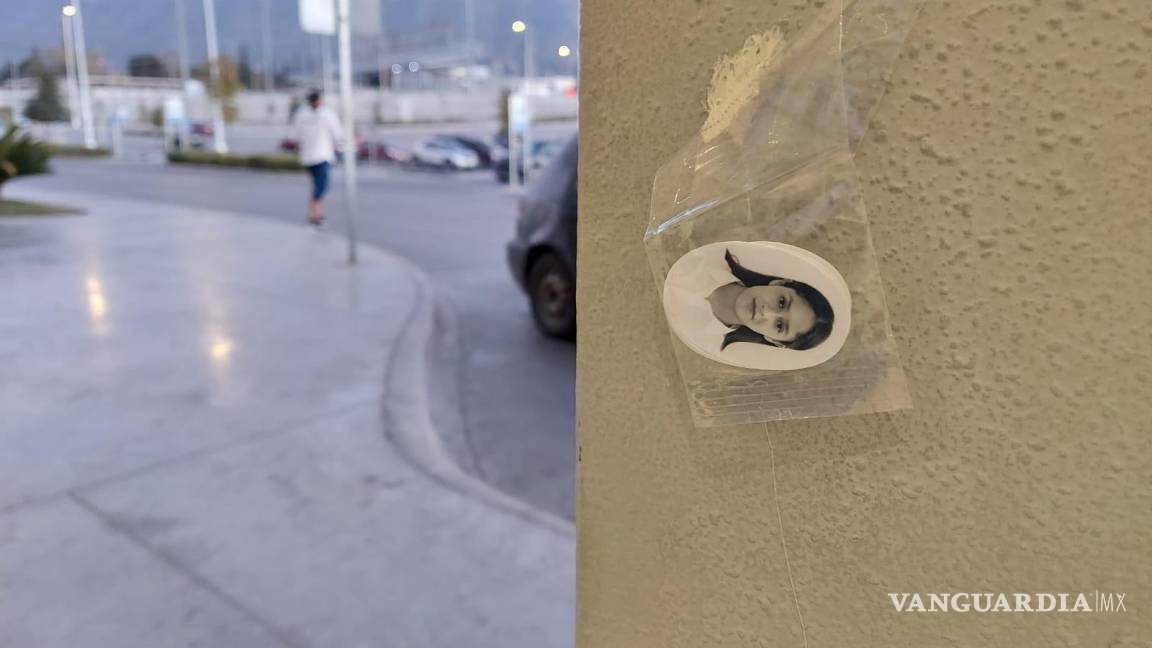 $!Fotografías pegadas en un centro comercial.