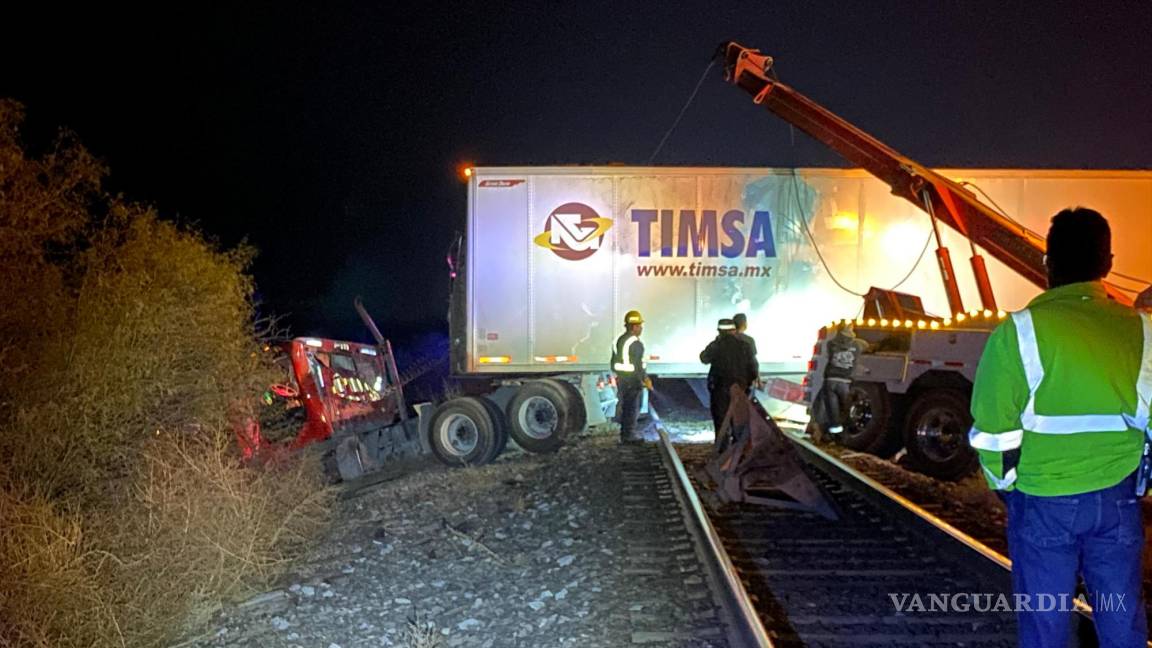 $!Paramédicos de la Cruz Roja valoraron al conductor del tráiler, quien presentó lesiones leves tras el aparatoso accidente.