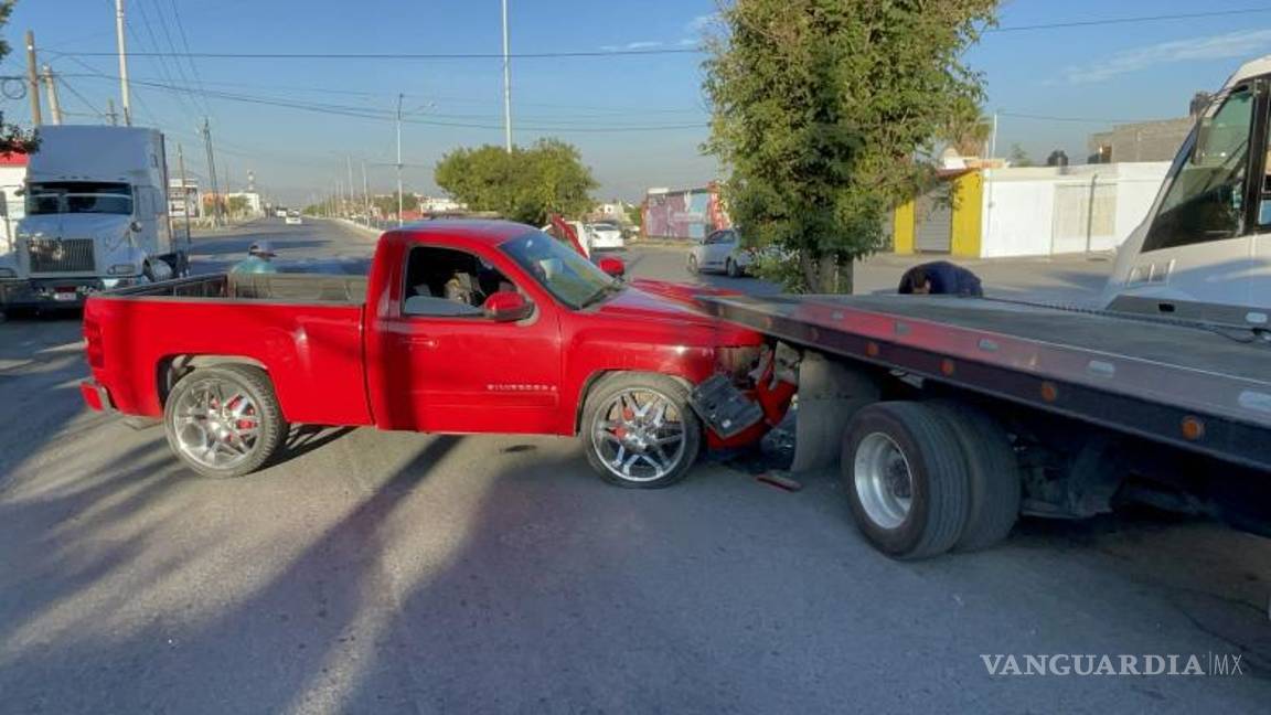 $!La camioneta terminó bajo la grúa.