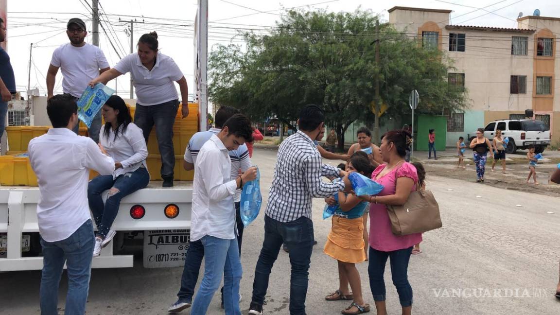 $!Subsecretario de Finanzas reparte agua en colonias de Torreón