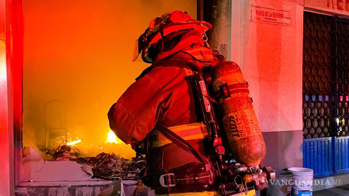 $!Policías y bomberos trabajaron en coordinación para atender el siniestro en la madrugada.