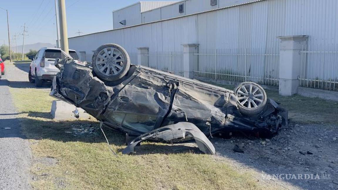 $!El Mazda 3 quedó volcado en el parque industrial Amistad Aeropuerto tras el choque, generando una rápida respuesta de los servicios de emergencia.