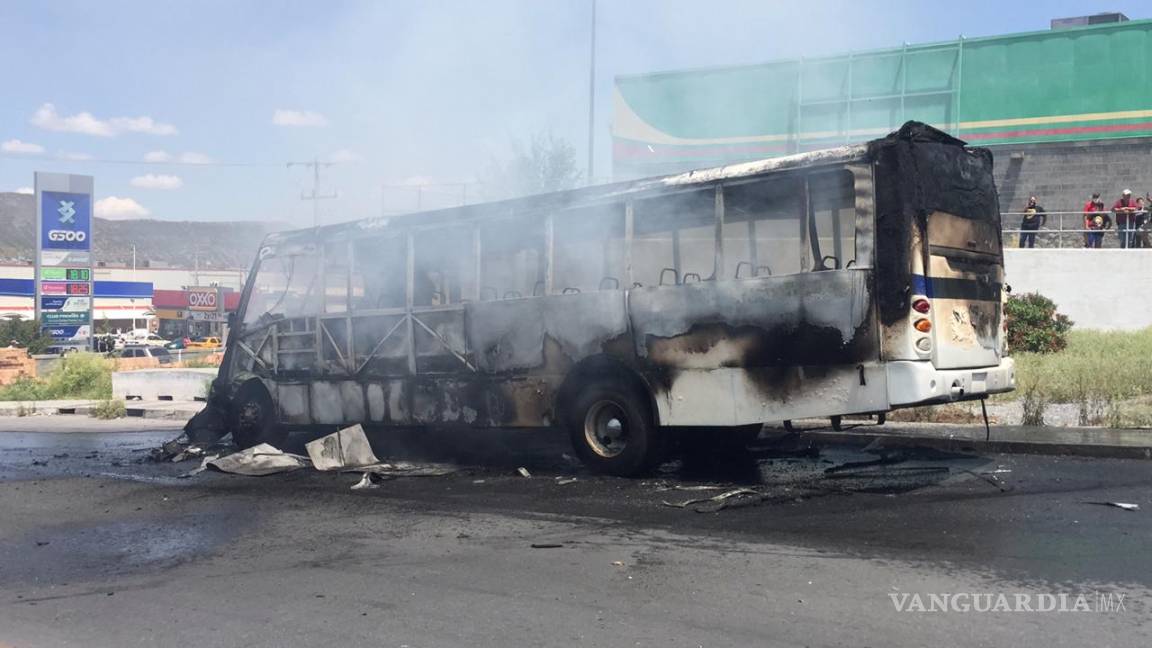 Sobrecalentamiento provoca incendio de camión en Saltillo, no hay heridos
