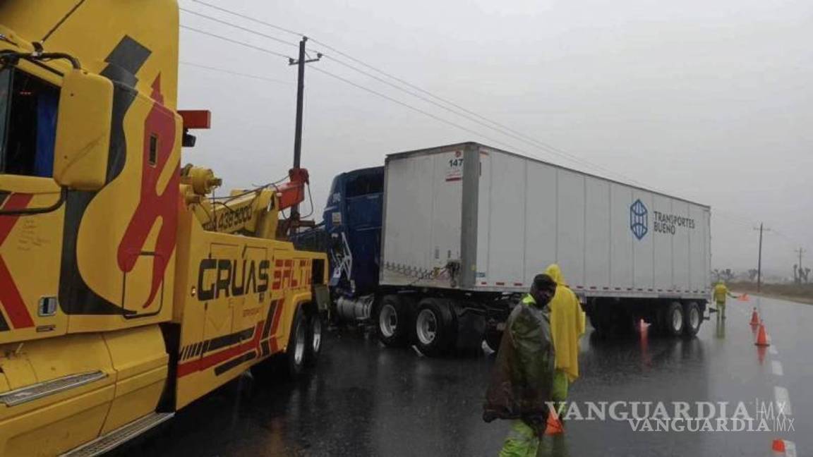 $!El conductor de este tráiler logró sobrevivir tras derrapar y estrellar su vehículo contra la barra de contención.
