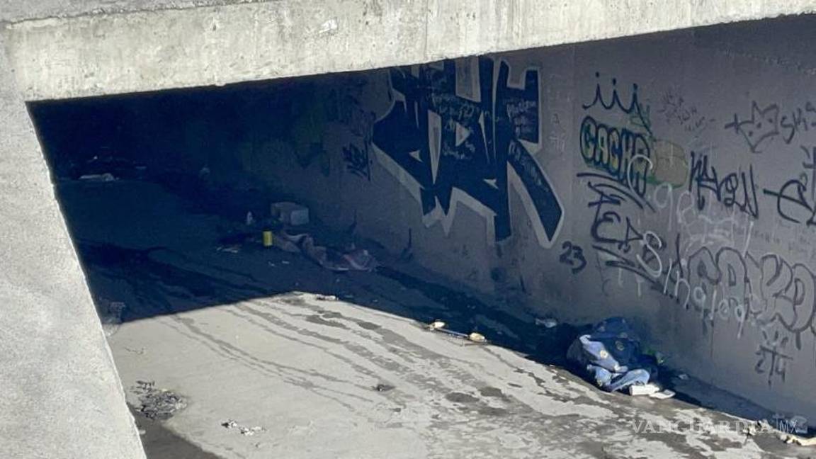 $!Empleados de una farmacia auxiliaron al joven que acostumbra dormir bajo un puente.