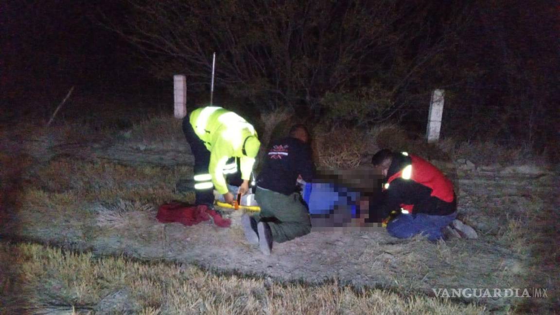 $!Paramédicos de CAPUFE atendieron a las víctimas en el lugar antes de trasladarlas al hospital.