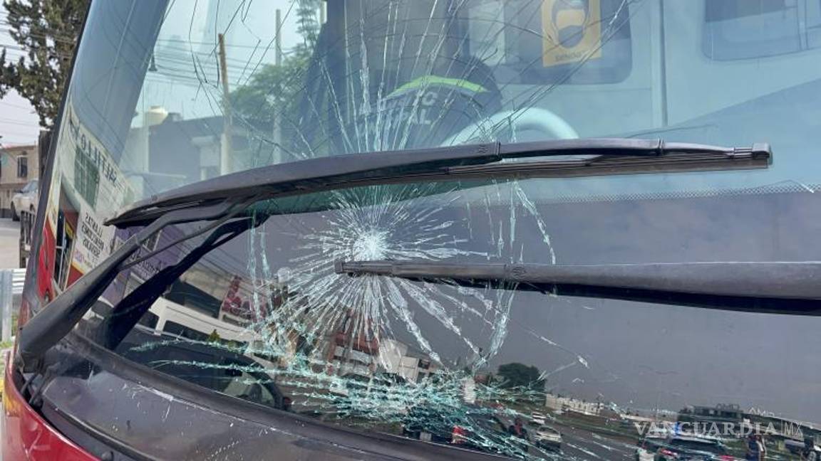 $!El camión de la empresa Senda fue asegurado tras el atropello ocurrido en el periférico.