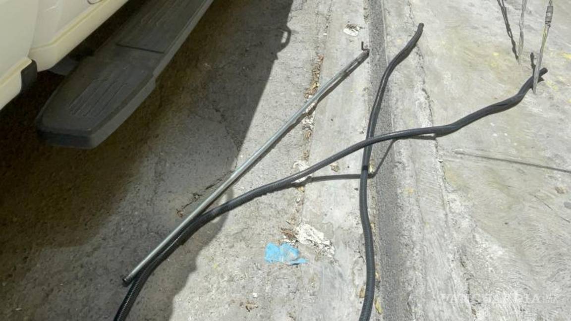 $!Varilla con la que tocó los cables de alta tensión.