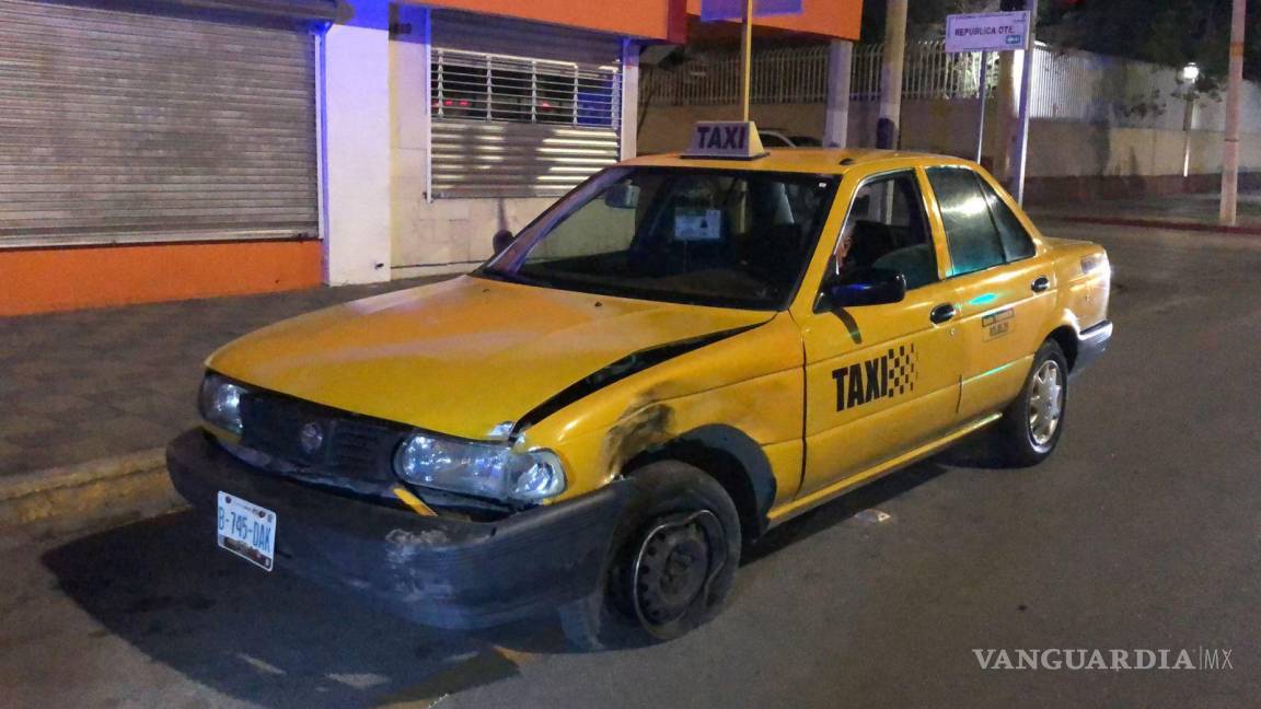 Taxista provoca aparatoso choque con volcadura en Saltillo
