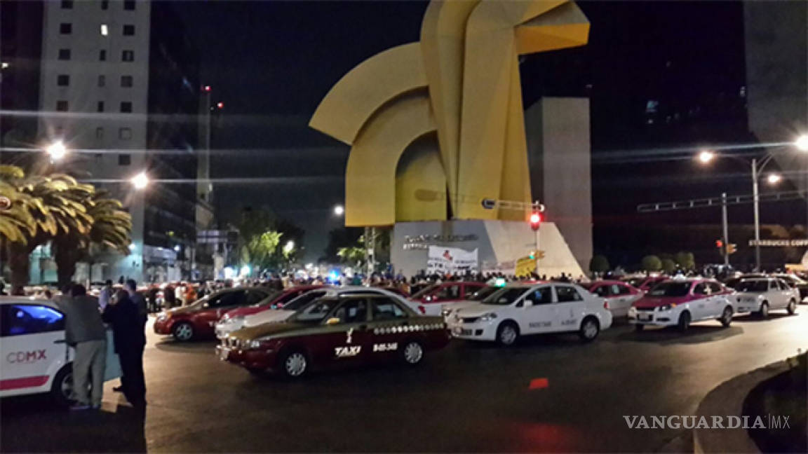 Taxistas arman protesta y mitin en Paseo de la Reforma