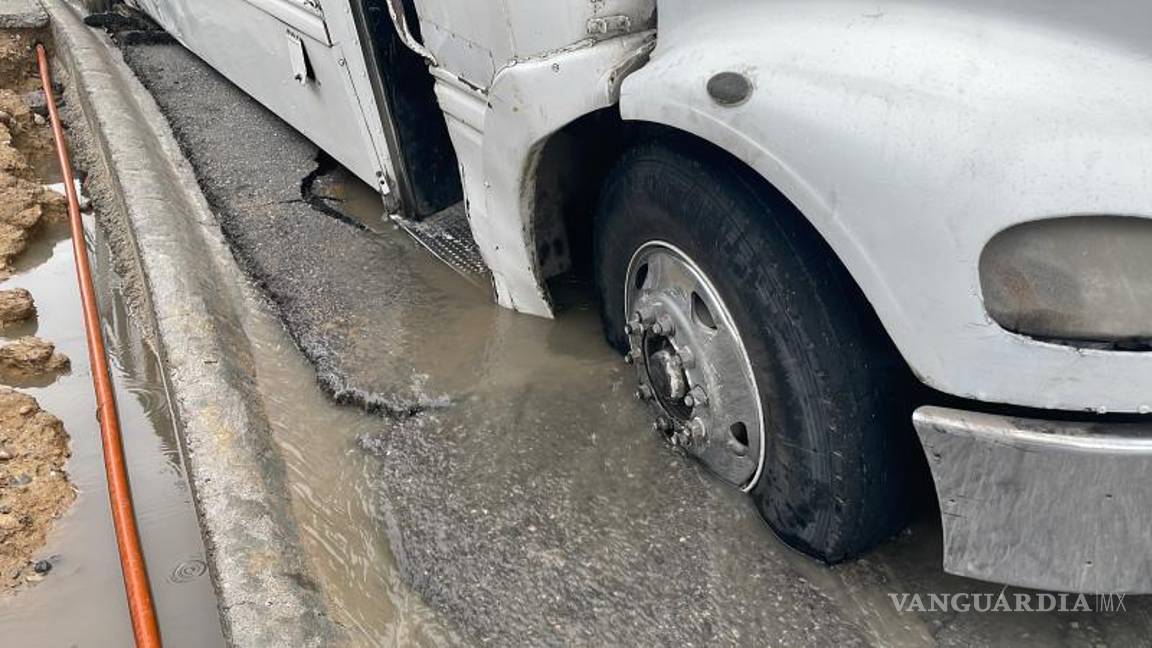 $!La llanta quedó atorada en el bache.