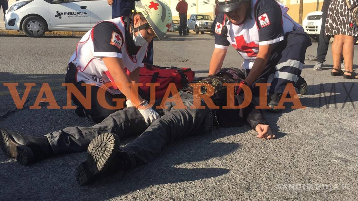 $!Conductora impacta a estudiante de Químicas en Saltillo que iba a bordo de su motocicleta