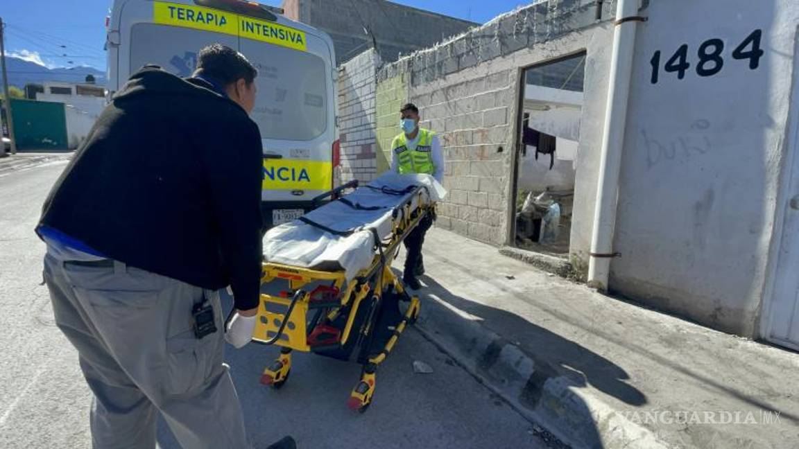 $!Paramédicos de la Secretaría de Salud brindaron atención prehospitalaria a la mujer lesionada en la colonia San José.