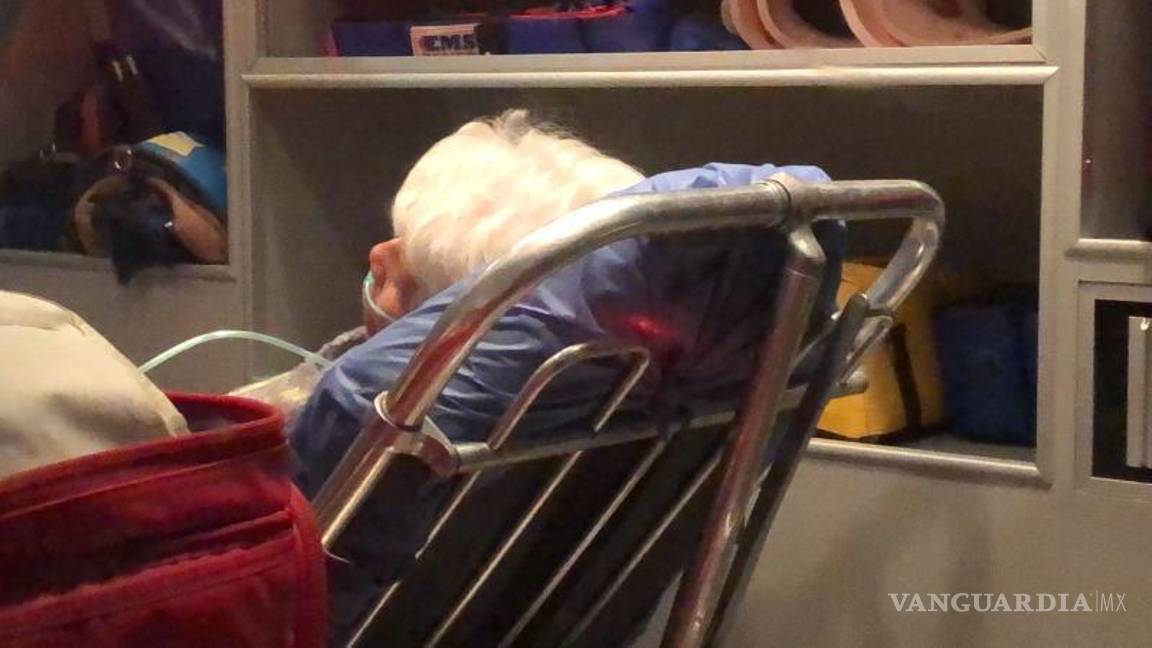 $!La mujer fue asistida por socorristas en el lugar del incidente.