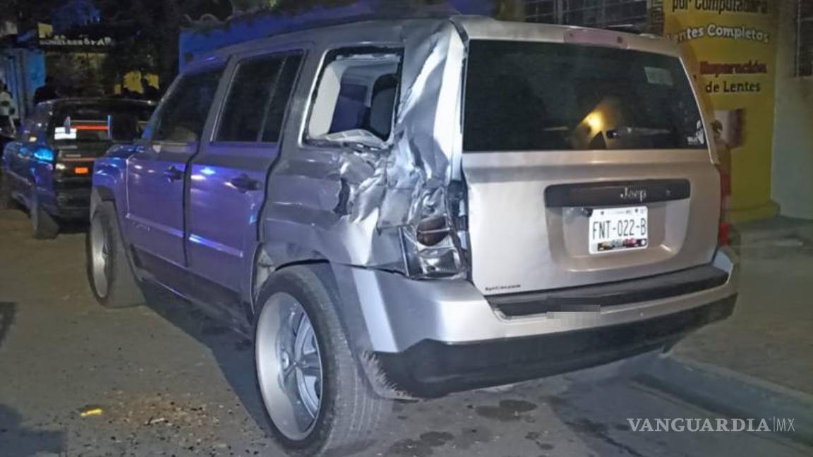 $!Daños visibles en uno de los autos estacionados que fueron impactados por el vehículo volcado.