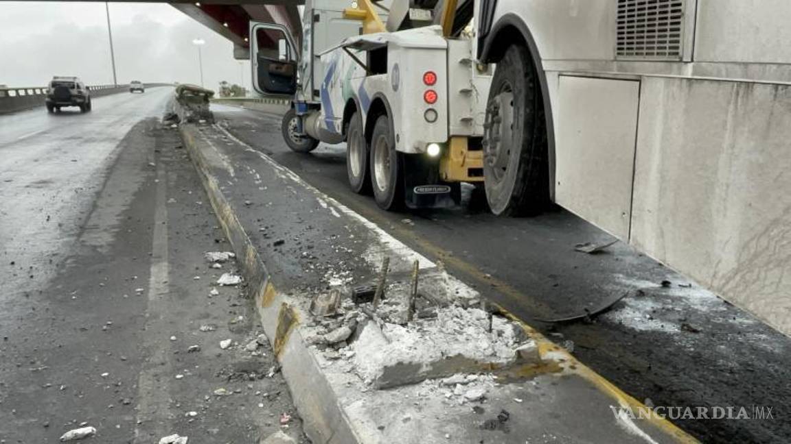 $!El conductor se quedó dormido y la unidad subió a la cuchilla divisoria al incorporarse de Paseo de la Reforma hacia Fundadores.