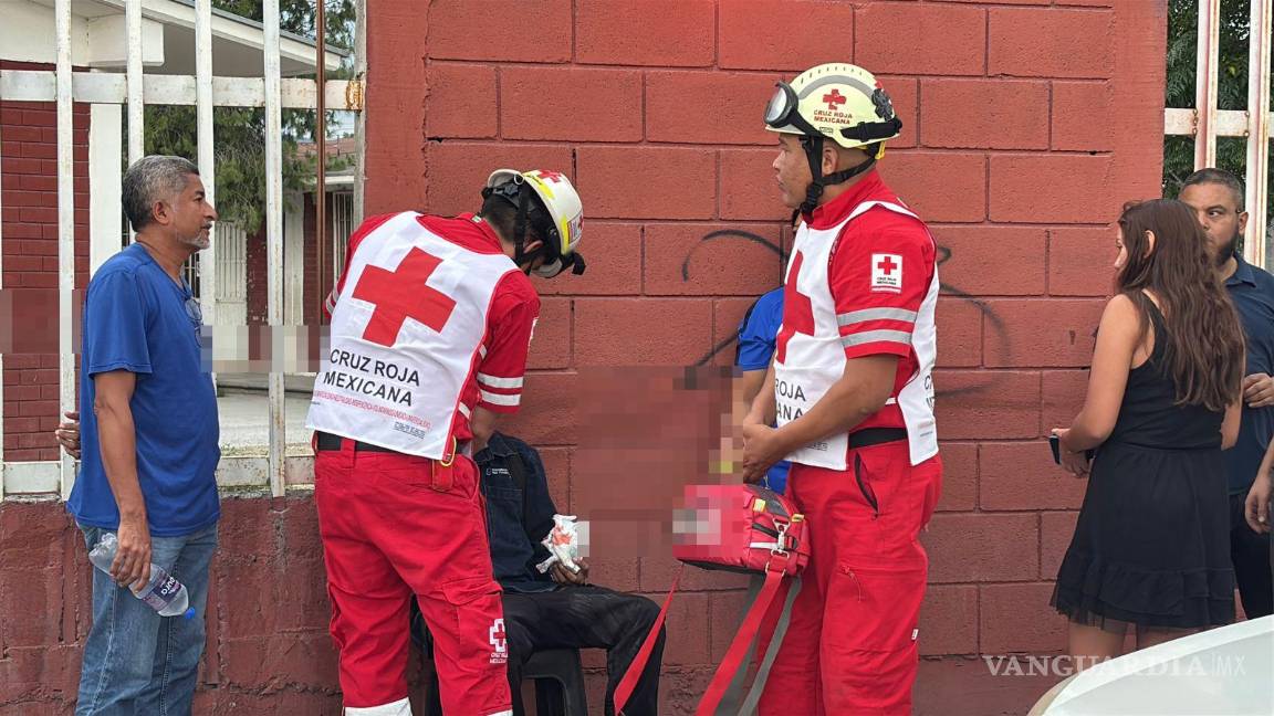 $!El joven lesionado sufrió un golpe en el cráneo tras ser arrollado al bajar del camión.