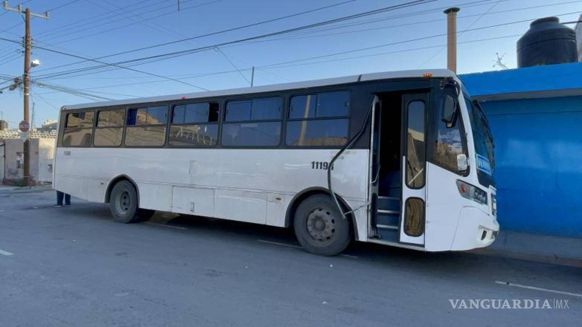 $!El camión de personal fue señalado como el responsable.