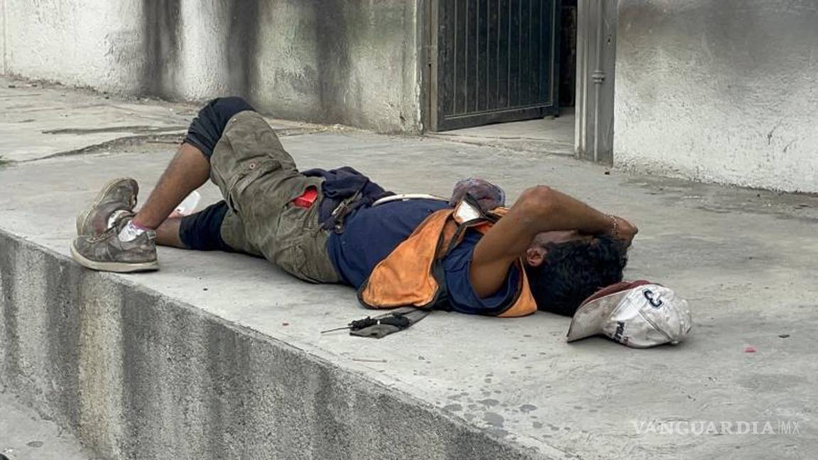 $!Comerciantes de la zona dieron aviso a las autoridades al notar que el hombre llevaba horas sobre la banqueta con un objeto sospechoso.