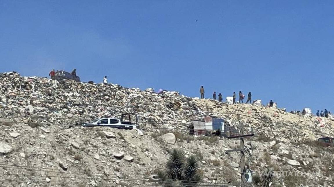 $!Curiosos se acercaron a recoger parte de la cerveza esparcida antes de la llegada de autoridades.