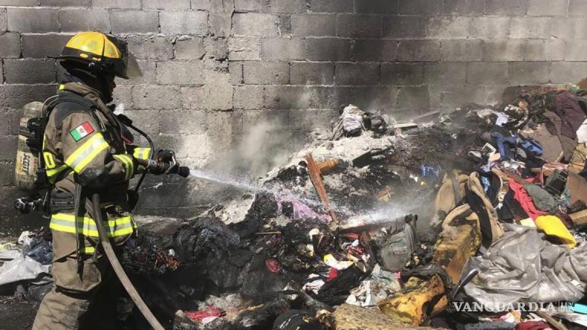 $!El fuego consumió la basura acumulada en el patio.