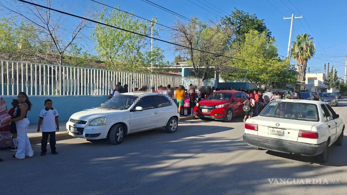 $!Cierran padres de familia la escuela Apolonio M. Avilés en Monclova por falta de energía eléctrica