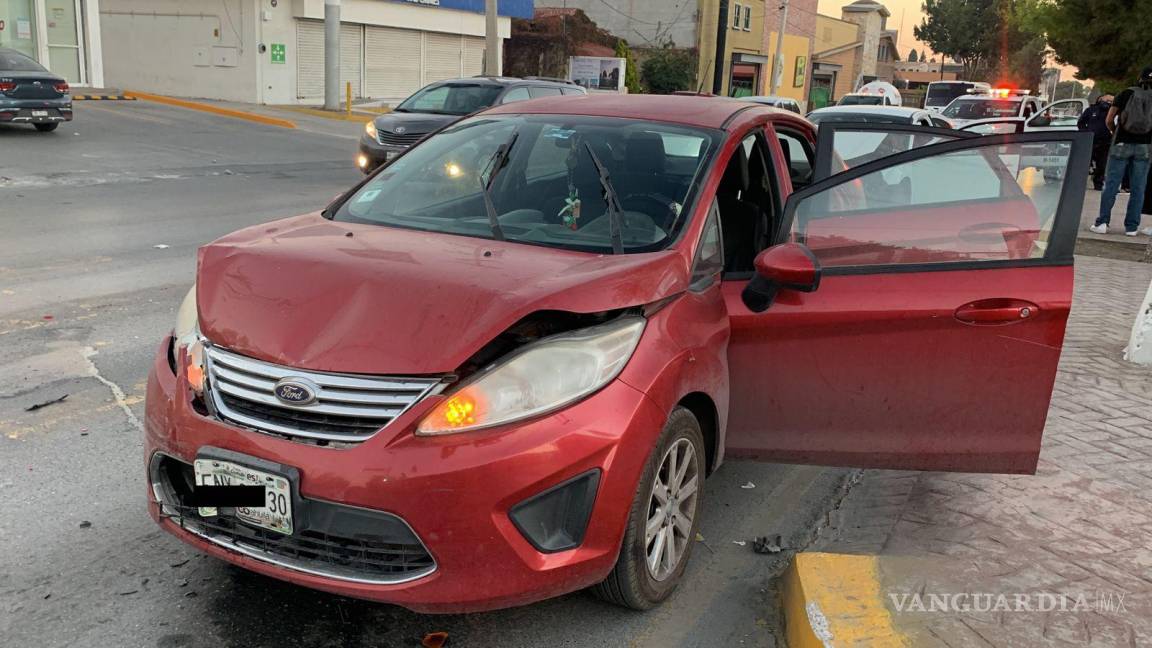 $!El auto Ford sufrió daños por delante y por detrás mientras esperaba el semáforo.