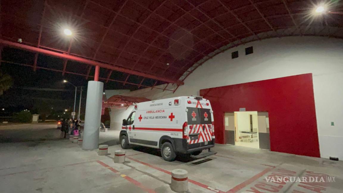 $!Familiares llevaron a los lesionados a bordo de un vehículo particular ante la gravedad de las heridas.