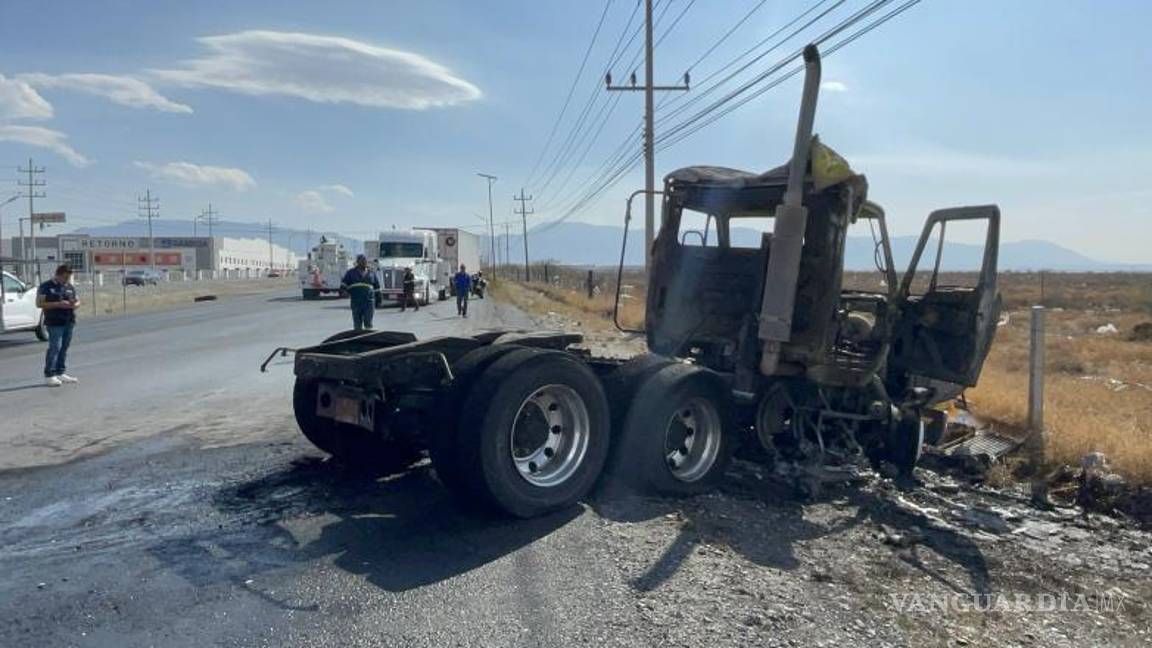 $!El vehículo quedó reducido a cenizas luego de invadir carriles contrarios, golpear una luminaria y provocar una descarga eléctrica que desató las llamas.