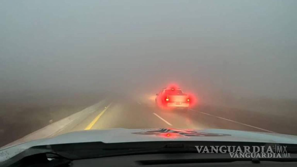 Reportan tráfico lento en la Autopista Saltillo-Monterrey en ambos sentidos por bancos de niebla y llovizna