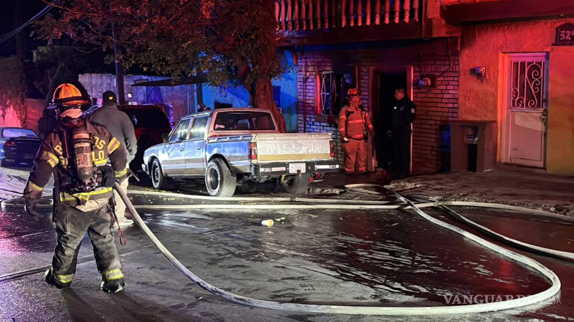 $!Elementos del Cuerpo de Bomberos lograron controlar las llamas y apagar el incendio en la vivienda de la colonia Bellavista.