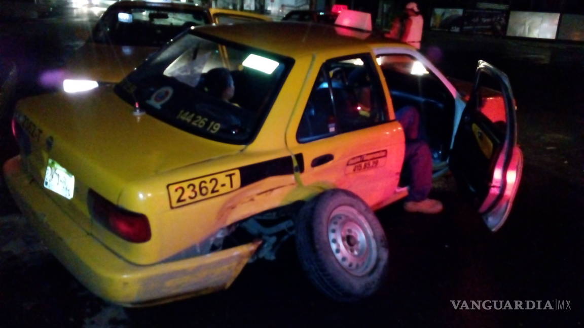 Conductor ebrio choca taxi en Saltillo; hay 2 lesionados