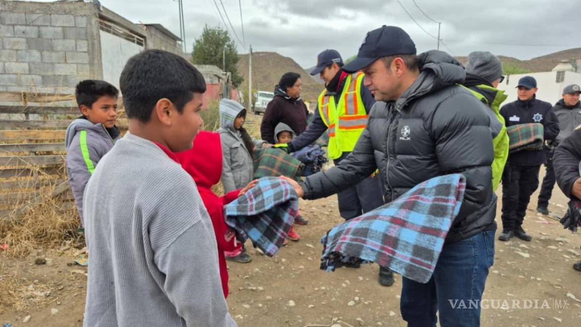 $!El comisionado Miguel Ángel Garza Félix encabezó la entrega de cobijas a familias de colonias de la periferia.