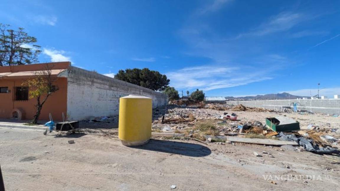 $!Vecinos señalaron que los desechos podrían estar relacionados con trabajos de construcción de un fraccionamiento en la zona.