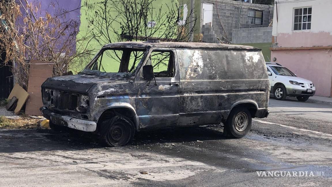 $!La camioneta fue consumida en aparente venganza.