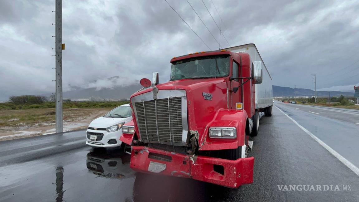 $!Grúas retiraron la camioneta del lugar del accidente para llevarla al corralón mientras se investigan las causas del incidente.