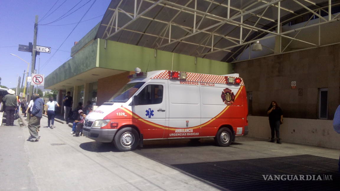Paramédicos atienden a joven que sufrió ataque epiléptico en calles de Saltillo