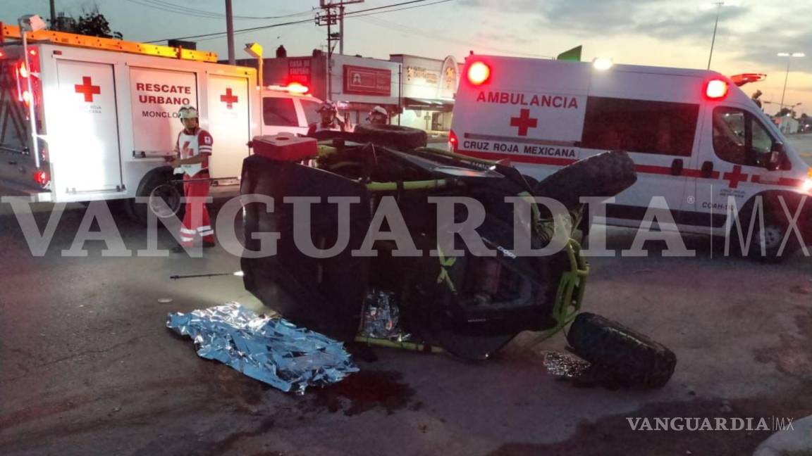 $!Autoridades y paramédicos de la Cruz Roja se movilizaron en el lugar del accidente donde perdió la vida Humberto Padilla.