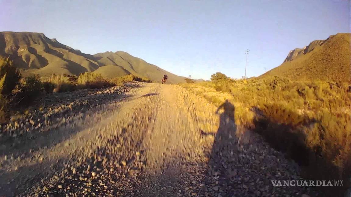 Ciclistas y trotadores atraviesan el cañón de La Roja en Arteaga