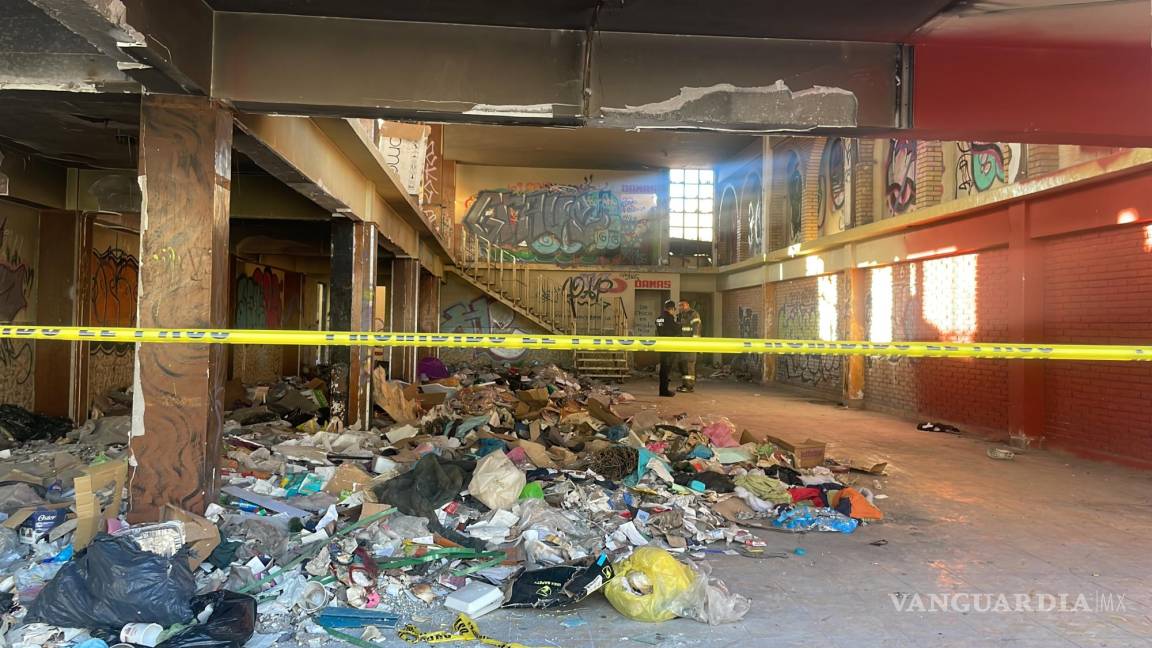 Sujetos incendian edificio abandonado, en Saltillo