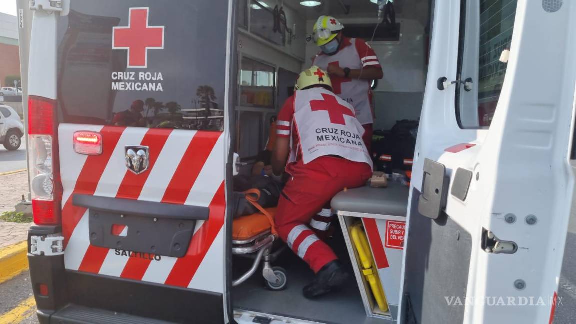 Motociclista queda grave tras impactar contra ballenas al norte de Saltillo