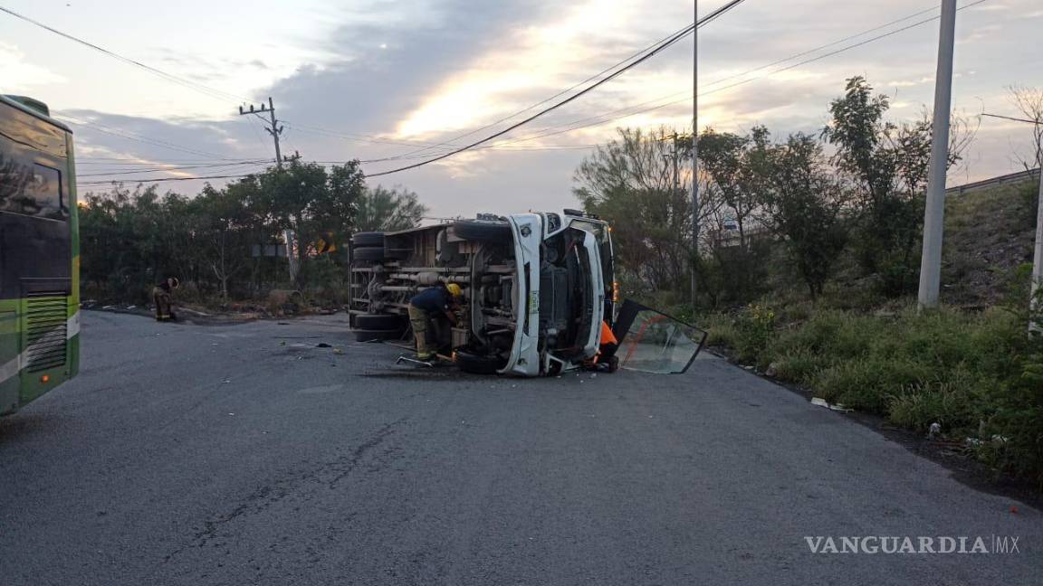 Volcadura de camión de personal deja un saldo de 20 heridos en Nuevo León