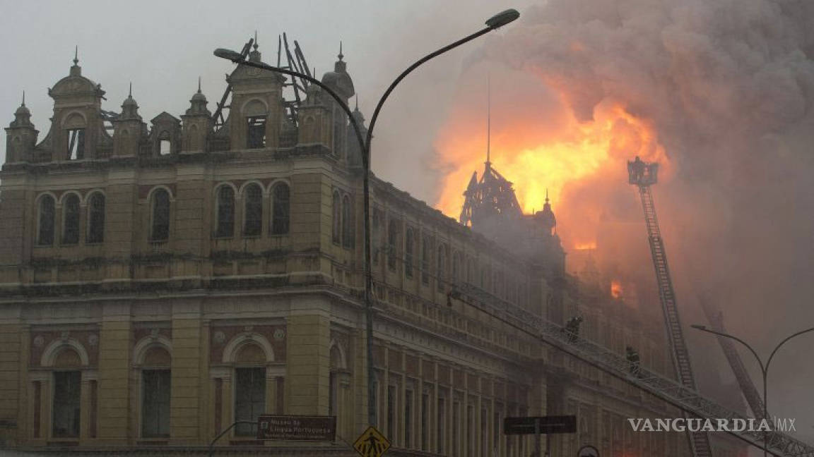 Incendio en el Museo de la Lengua Portuguesa en San Pablo, reportan un muerto
