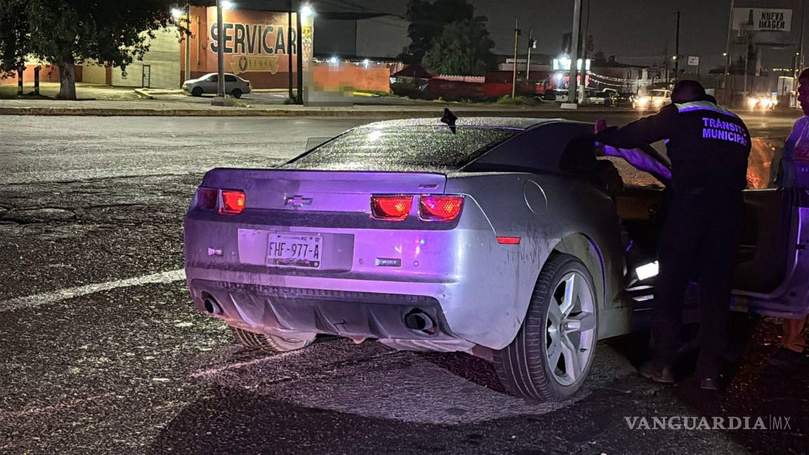 $!Autoridades trasladaron el vehículo a un corralón en tanto se cubren los daños y sanciones.
