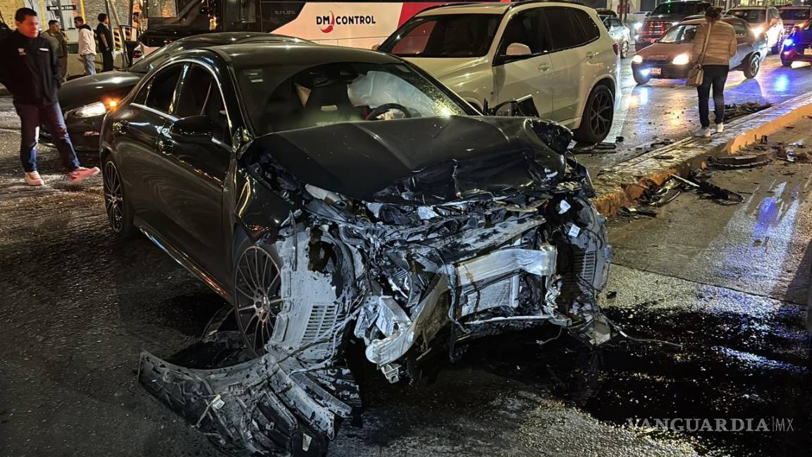 $!Los vehículos quedaron con severos daños materiales tras el fuerte impacto ocurrido en una zona de alto flujo vehicular.