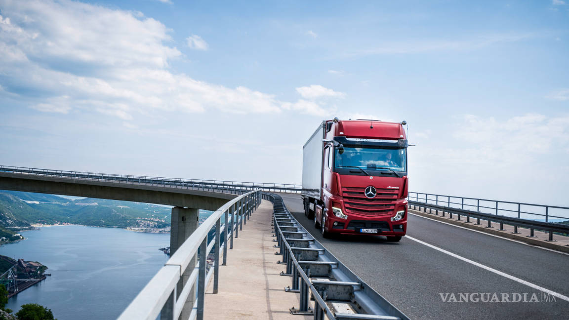 $!Daimler lanza su camión semiautónomo Actros