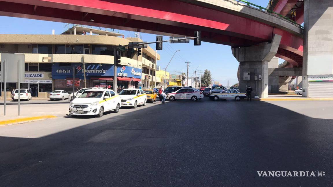 $!El cierre de vialidades entorpeció el paso de autos por la parte baja de los puentes.